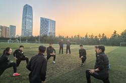 关于国际足坛中国队斩获佳绩，受到赞誉的信息