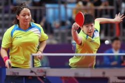 滑雪选手冲刺终点线，夺目飞冠