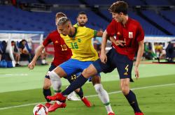 国际大赛足球比赛展开，强强对决