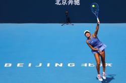 网球双打选手默契配合，默默为胜利拼搏的简单介绍