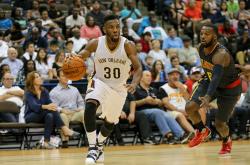 包含鹈鹕击败国王，晋级西部前八的词条