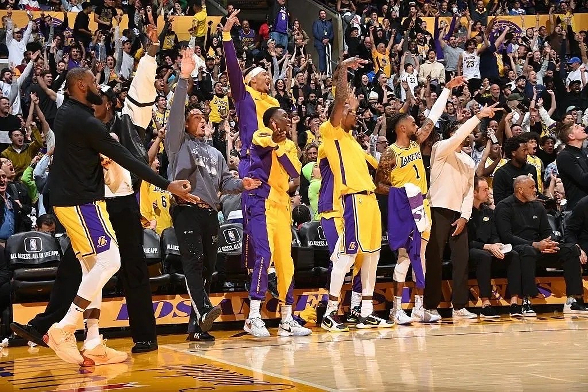 快船击败湖人,取得重要胜利 快船击败湖人,取得重要胜利