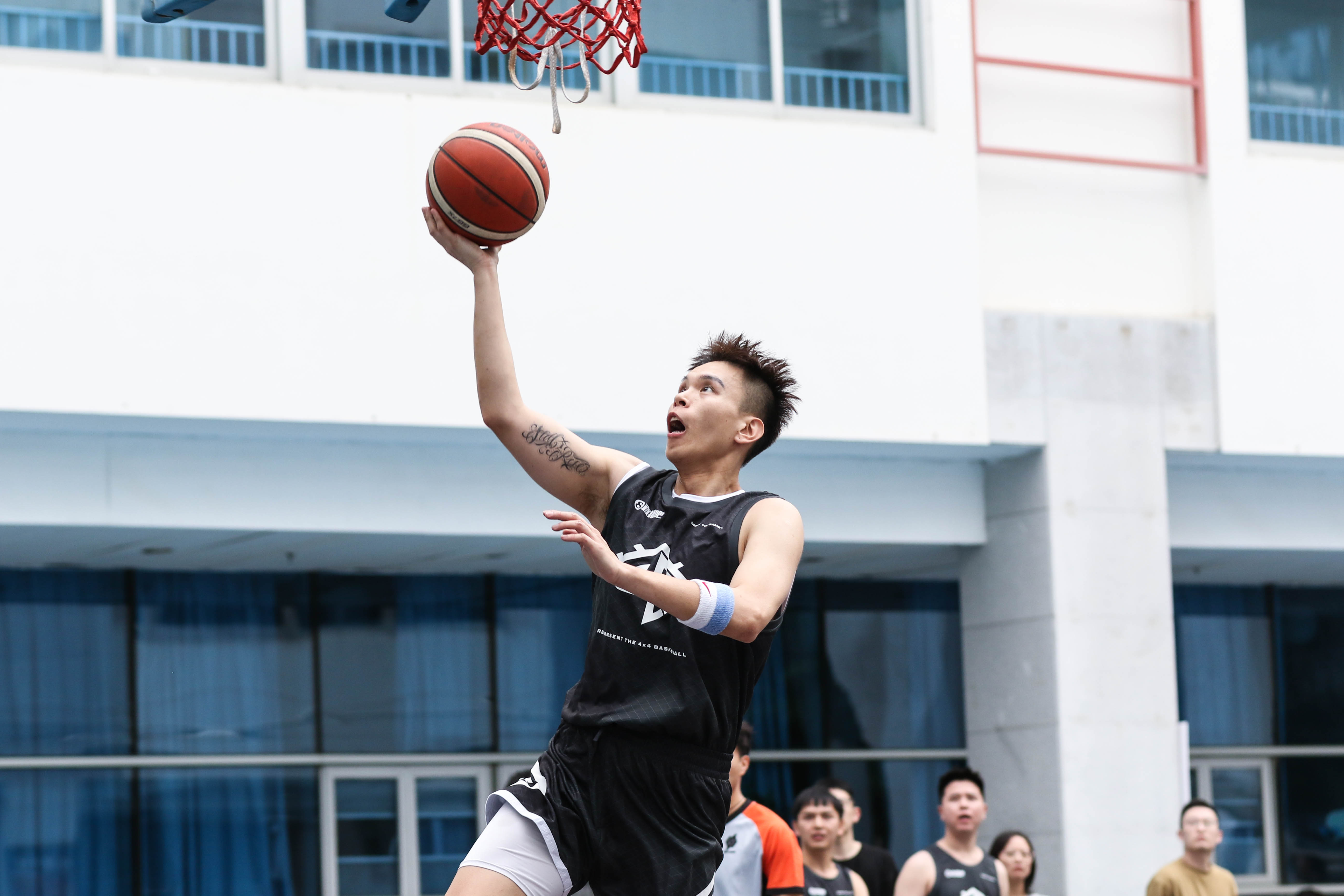 篮球职业聚焦赛事精彩瞬间，球员实力强劲的简单介绍