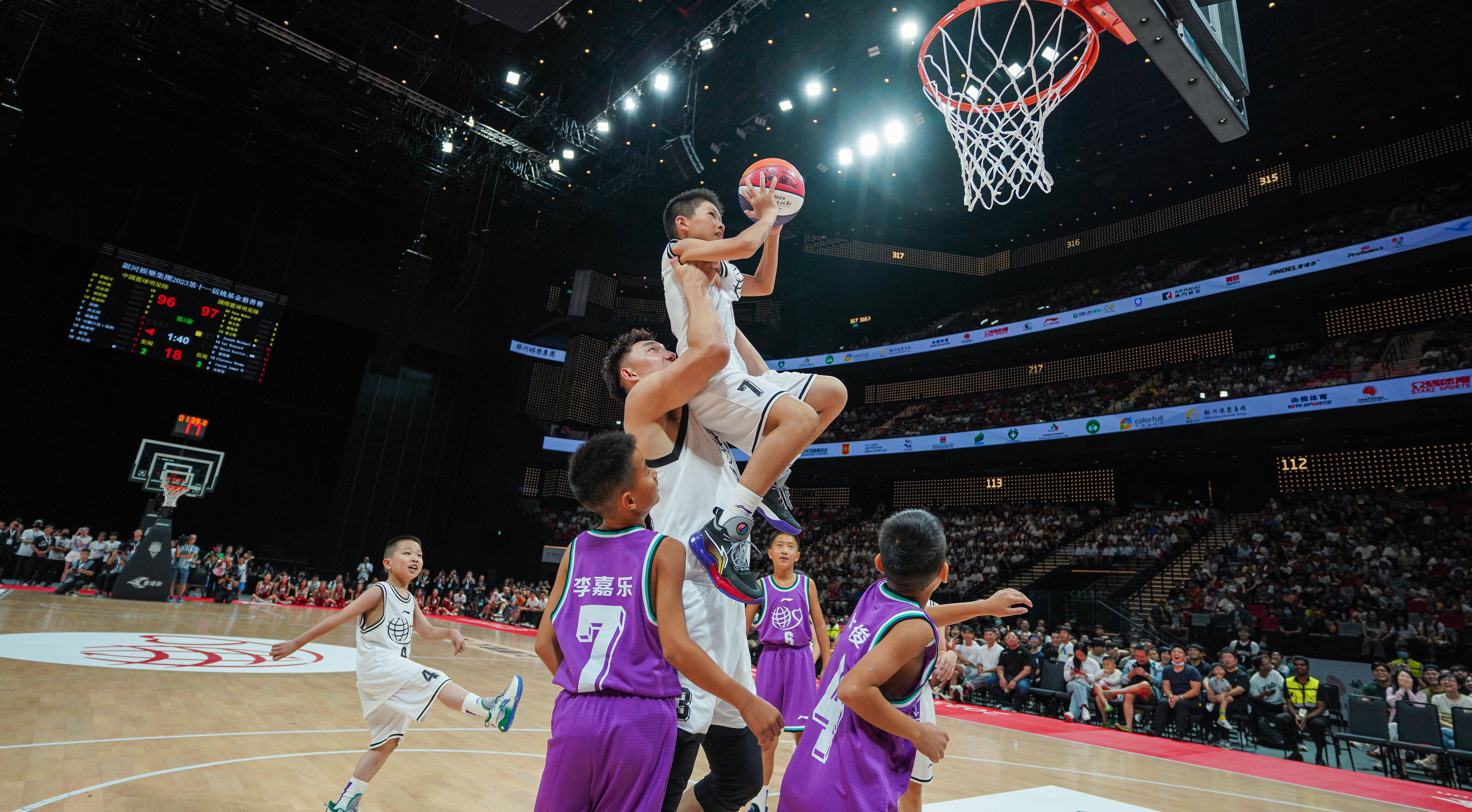 篮球职业聚焦赛事精彩瞬间，球员实力强劲的简单介绍